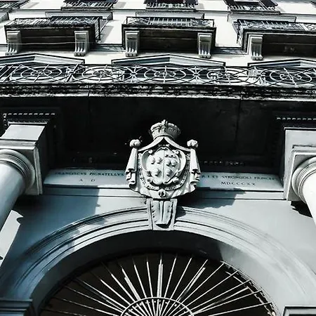 The Royals Experience Bed & Breakfast 2*